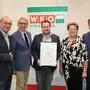 Christian Strohmayer (Mitte) wurde von der WKO Deutschlandsberg für das zehnjährige Bestehen des Gasthauses Jägerwirt in Pölfing-Brunn geehrt