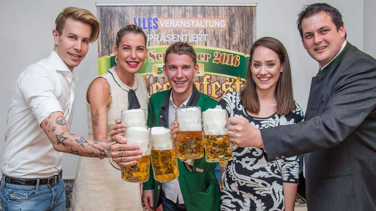 Na dann Prost: DJs Florian Wess und Giulia Siegel, Veranstalter Dominik Holzner, Moderatorin Sasa Schwarzjirg und Gastro-Manager Alexander Lackner