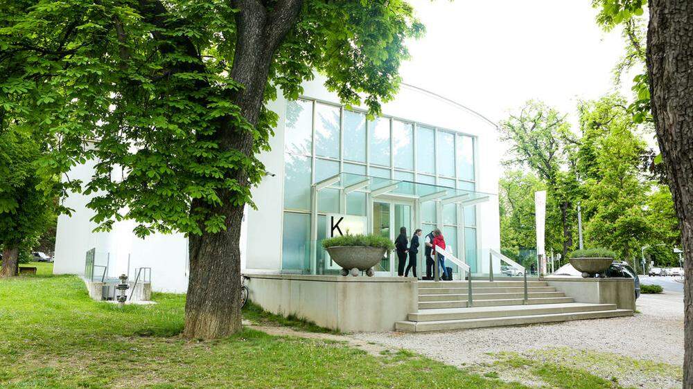 Das Künstlerhaus stammt aus den 50er Jahren und diente bisl 2013 als freier Ausstellungsraum für unterschiedliche Künstlergruppen