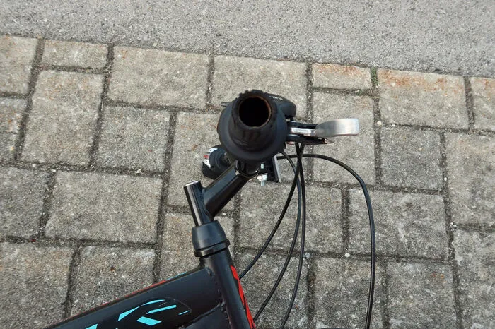 Auf die Gefahr einer offenen Lenkerstange wird eindringlich hingewiesen.