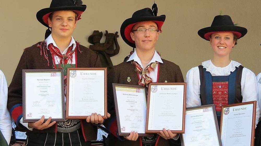 Nicolas Wibmer, Andreas Mattersberger und Janine Blasisker wurden im Rahmen des 63. Bezirksmusikfestes mit dem goldenen Leistungsabzeichen ausgezeichnet