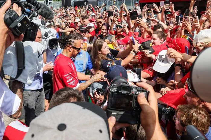 Unter dem Jubel und Geschrei der Fans signierte der 40-Jährige eifrig Autogramme und T-Shirts und stand für das ein oder andere Selfie parat. 
