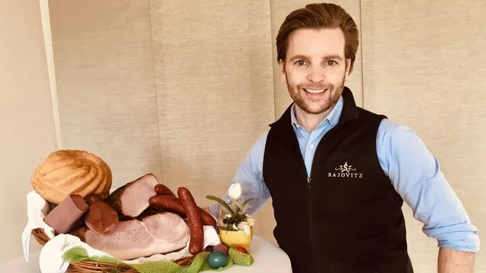 In der Fleischerei Sajovitz in Völkermarkt (Griffner Straße 11) kann man alles für den Osterkorb einkaufen. Das Geschäft ist montags bis samstags von 7 bis 12.30 Uhr geöffnet. Auch ein Bestellservice (0 42 32) 371 99 wird angeboten, um den Einkauf zu vereinfachen. www.sajovitz.at.