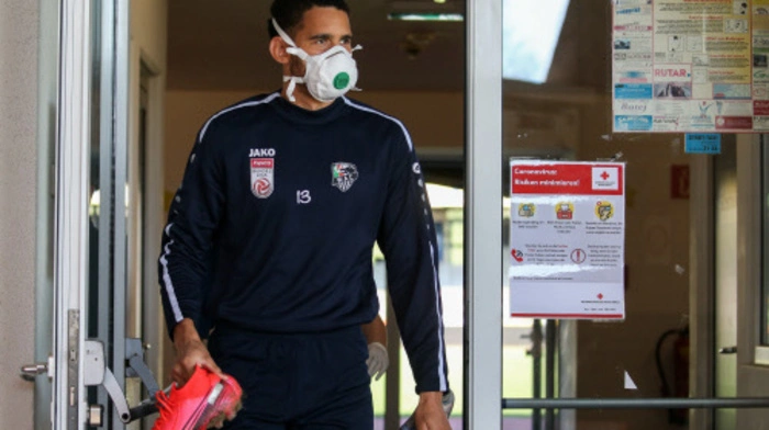 Alexander Schmidt kam mit Maske zum Training