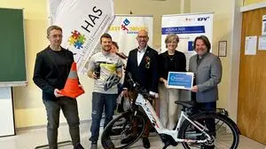 Christian Sametz, Direktor der HAK/HAS Leibnitz, Benedikt Hierzer von der Easy Drivers Radfahrschule, Michael Schumacher, Bürgermeister von Leibnitz, Astrid Holler, Stadtentwicklung Leibnitz und Werner Madlencnik, Geschäftsführer der Easy Drivers Radfahrschule (v.l.)