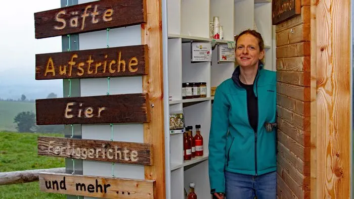 Der Biohof Jörglbauer auf der Hinterwölch, hoch über St. Gertraud und am Erdzwanderweg gelegen, bietet auf 870 m Seehöhe eine große Produktpalette an. Die Familie Schwar produziert Köstliches, speziell aus dem Rindfleischbereich. 