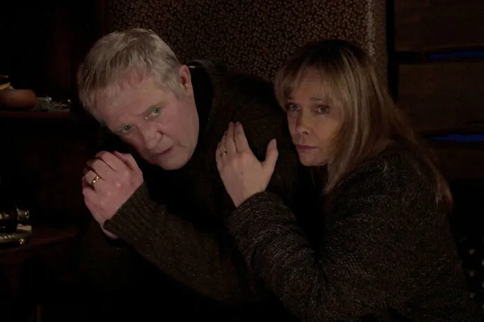 Pfarrer Manfred Bahnert (Harald Krassnitzer) und seine Frau Claudia Bahnert (Ann-Kathrin Kramer) werden vom Gangster Armin Wiesner (Thomas Sarbacher, M.) bedroht.