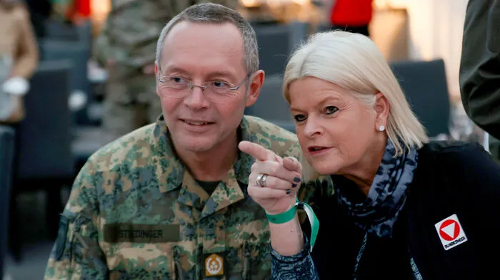 General Rudolf Striedinger und Verteidigungsministerin Klaudia Tanner