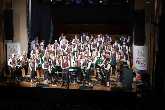 Musikalisch eröffnete die „Melodia dell‘ amicizia“ den Abend feierlich, bevor moderne und schwungvolle Stücke wie „Jahuiii!!! sprach der Geist dreist“ und „Zwei Weggefährten“ folgten. Ein besonderes Highlight war das mitreißende „Aladdin Medley“, das das Publikum in die Welt aus 1001 Nacht entführte. 
