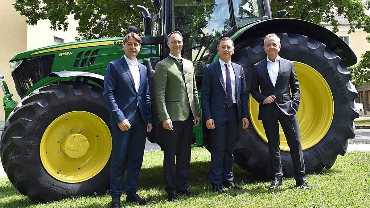 Gert Spanz (Vorstand der Raiffeisenlandesbank Kärnten), Markus Furtenbacher (Geschäftsführer WHG), Hubert Schenk (Sprecher der Geschäftsführung WHG) und Klaus Josef Lutz (Vorstandsvorsitzender der BayWa AG)