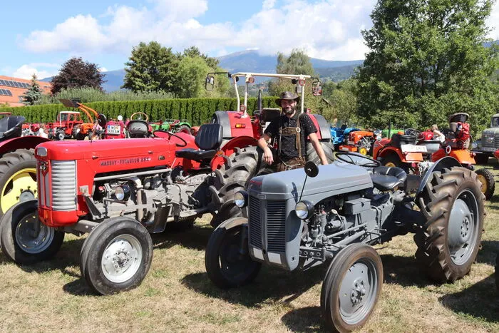 Stolz präsentierten die Besitzer ihre Oldtimer, in die viele Stunden Restaurationsarbeit stecken.