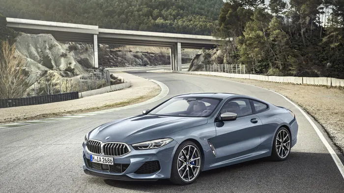 Aber das Luxussegment lässt BMW einfach nicht los – und hier ist es also, das brandneue 8er Coupé. An der Spitze des Modellangebots der Serienversionen steht das M850i xDrive Coupé, das von einem neuentwickelten 530 PS starken V8-Benziner angetrieben wird. Die Musik des 4,4 Liter große Motor intoniert die klappengesteuerte Sportabgasanlage.