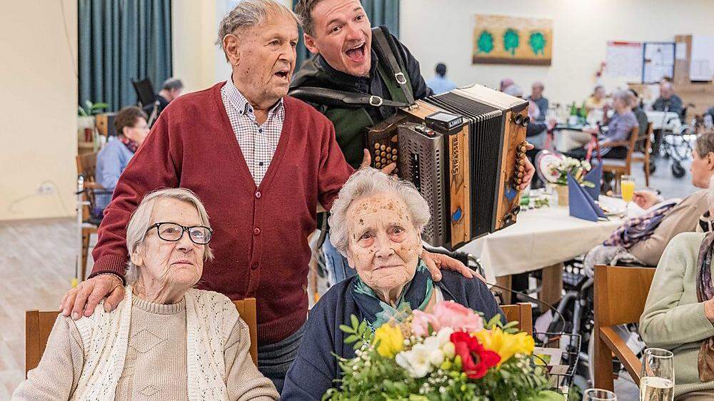&quot;A jeder Tag is a Geschenk&quot;, singt Alois Gschanes (101), der Leopoldine Pieber und bald auch Aloisia Köberl (l.) im Klub der 100er begrüßen kann