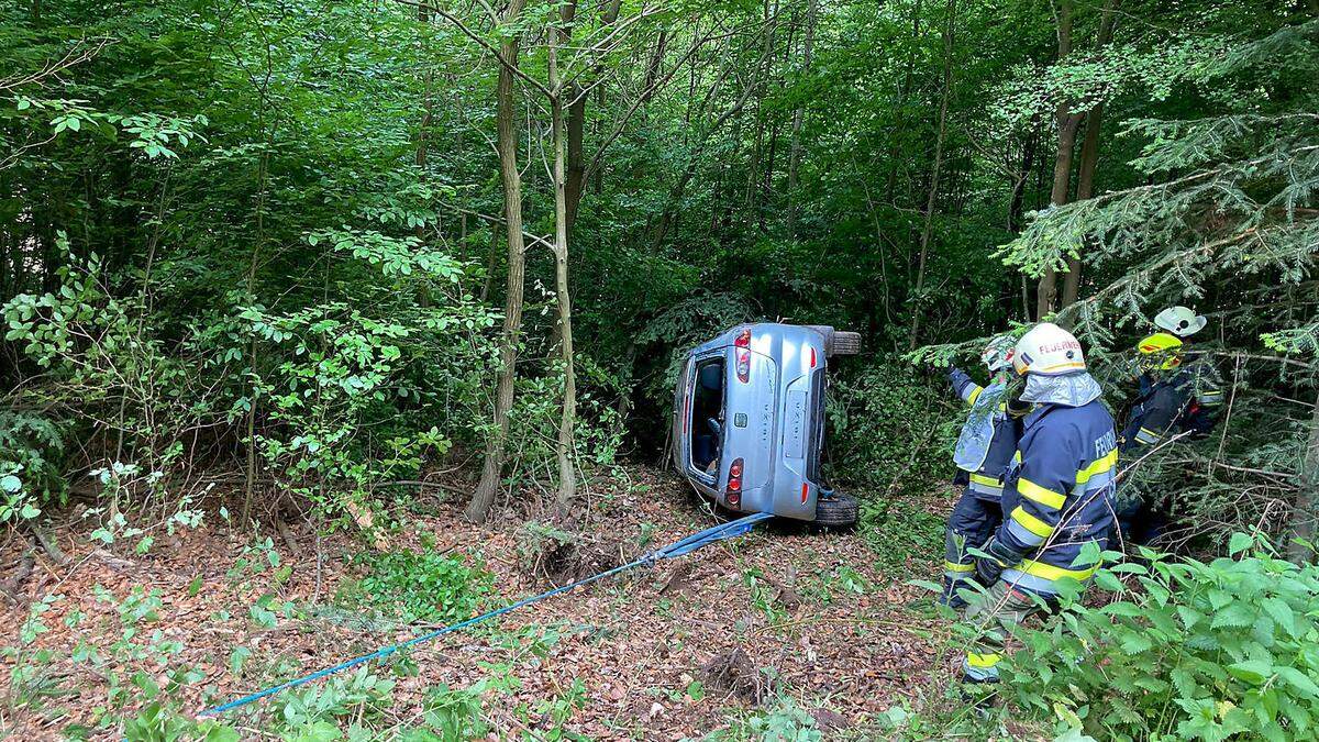 Die Feuerwehren von Aschau und St. Stefan i.R. bargen das Auto 