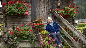 Ohne Blumen geht es für Rosa Krenn nicht. Sei es beim Hotel oder bei ihrer kleinen „Keusche“, in der sie sich so wohl fühlt