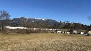 Eine Wiese, auf der ein Gewerbepark geplant ist | Dieser Grund in der Lurnfelder Straße soll nach Plänen der Gemeinde Seeboden als Gewerbegrund entwickelt werden