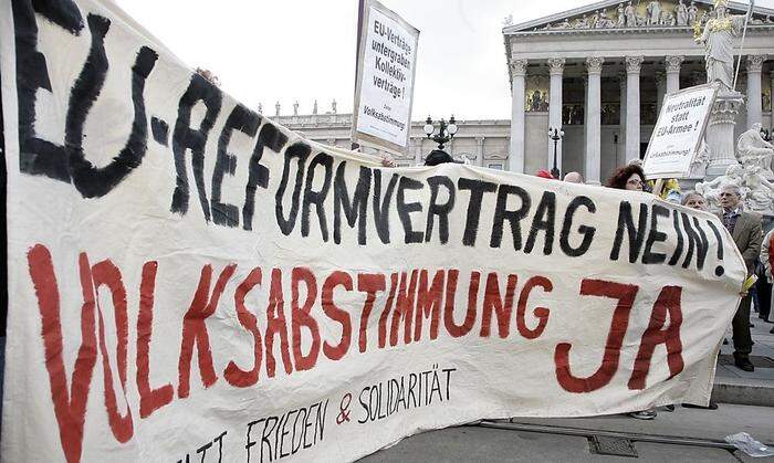 Rückblende ins Jahr 2008. Gegen die Ratifizierung des Lissabon-Vertrages (und für eine Volksabstimmung) gingen in Österreich viele auf die Straße; ganz vorne dabei FPÖ und BZÖ
