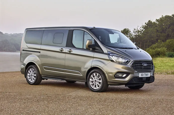 Die neuen Tourneo Custom-Modelle bieten auch weiterhin acht- oder neunsitzige Sitzkonfigurationen sowie Versionen mit kurzem und langem Radstand.
