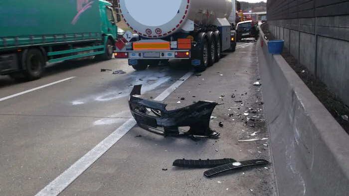 Ein slowenischer Tanklastzug stieß am Mittwoch bei Gleisodrf-West mit zwei Autos zusammen.