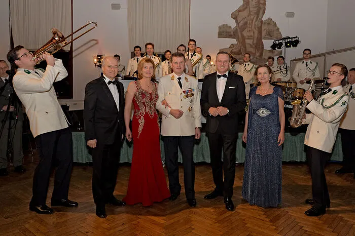 Eröffnung mit Landesrat Johann Seitinger, Silvia Angerbauer, Franz Reißner, Minister Mario Kunasek und Landtagspräsidentin Bettina Vollath.
