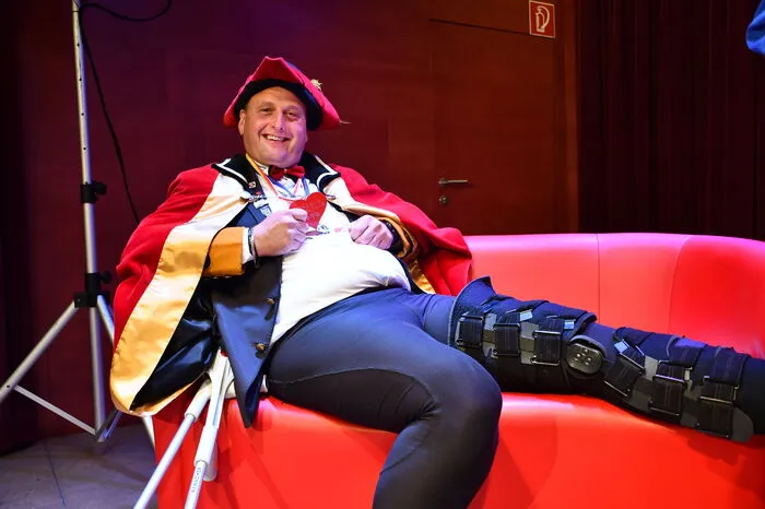 Nach einer Knieoperation musste der lädierte Kanzler Günter Brunner heuer alles im Sitzen von der Couch aus begleiten