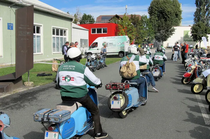 Vor 70 Jahren war das Fahrrad das bestimmte Fortbewegungsmittel im Alltag. Autos gab es, waren aber noch selten und teuer; genauso wie Motorräder...