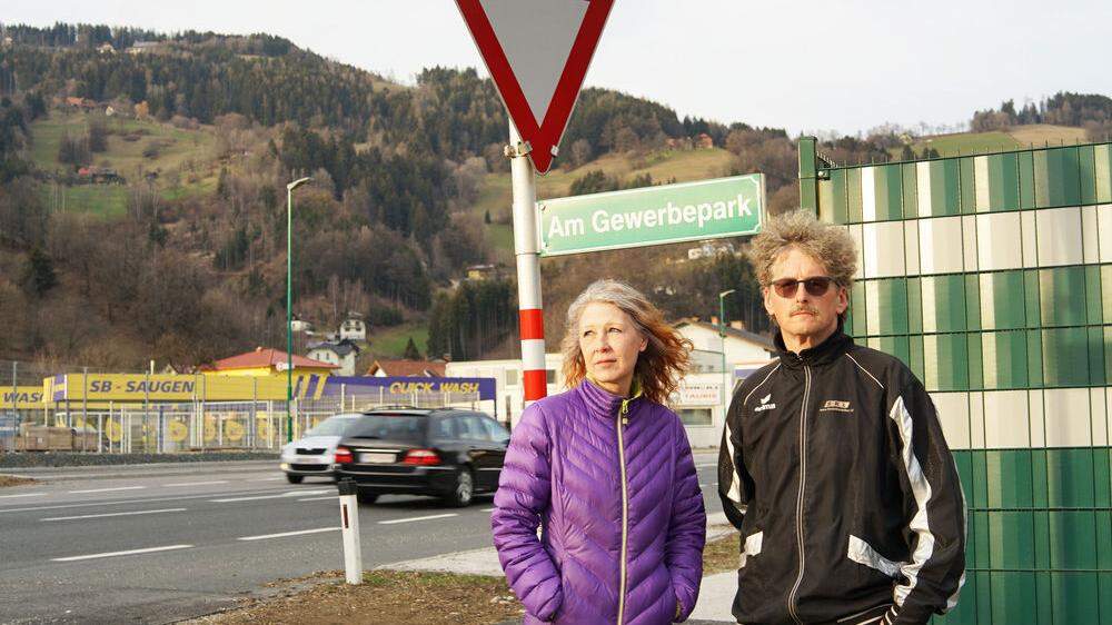 Liselotte und Wolfgang Teißl vor ihrem Haus inmitten des Gewerbeparks Zellach 