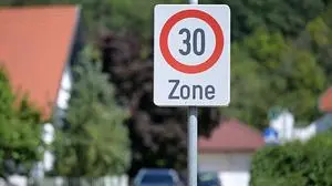 2022 wurde in Österreich durchschnittlich alle zwanzig Minuten ein Mensch bei einem Verkehrsunfall im Ortsgebiet verletzt.