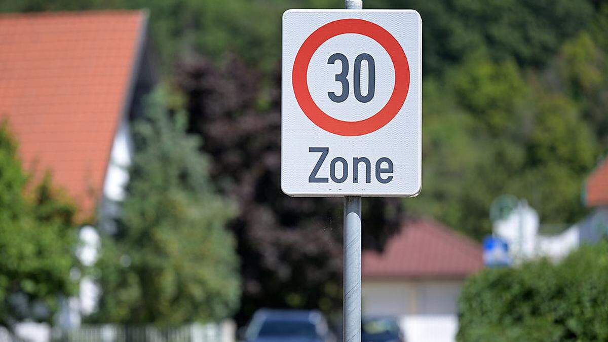 2022 wurde in Österreich durchschnittlich alle zwanzig Minuten ein Mensch bei einem Verkehrsunfall im Ortsgebiet verletzt.