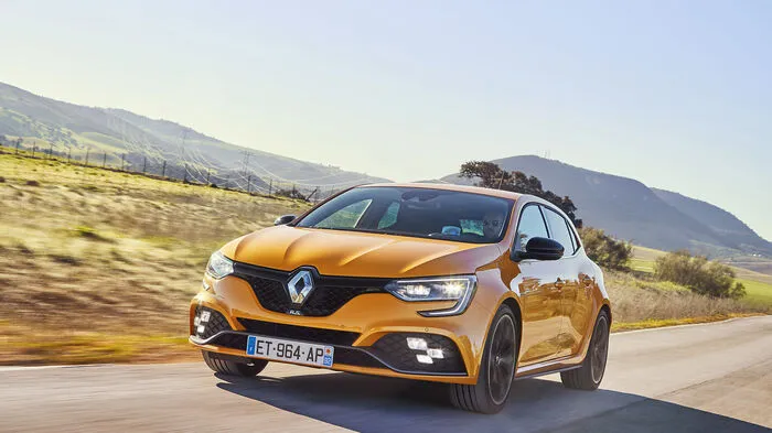 Die vierte Auflage des Mégane R.S. setzt auf einen 1,8-Liter-Turbobenziner. Den kennen wir bereits aus der Alpine, im Kompaktsportler greift er allerdings mit 280 PS und 390 Newtonmetern maximalem Drehmoment an, das zwischen 2400 und 5000 Umdrehungen anliegt. Damit ist eines klar – mit einem Mangel an Durchzugskraft haben wir es ganz sicher nicht zu tun. Wenn auch der Sound des Motors leider aus dem Sythesizer kommt.