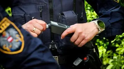 Das Foto zeigt die Hände eines Polizisten, der einen Alkotest zusammenbaut