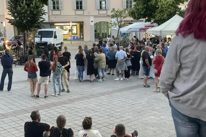 Das Thema wurde auch unter den Besucherinnen und Besuchern angesprochen, viele der zahlreichen Gäste genossen das musikalische Event bei lauem Sommerwetter sehr bewusst. 