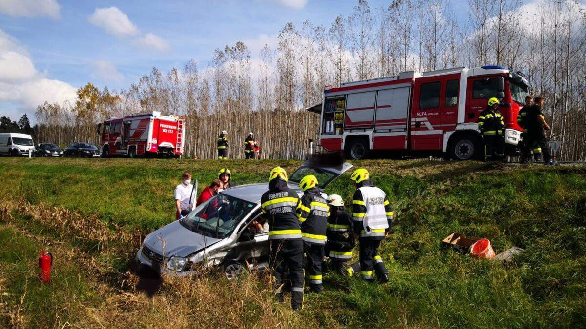 Zwei Fahrzeuge wurden über die Böschungen katapultiert und drei Personen unbestimmten Grades verletzt