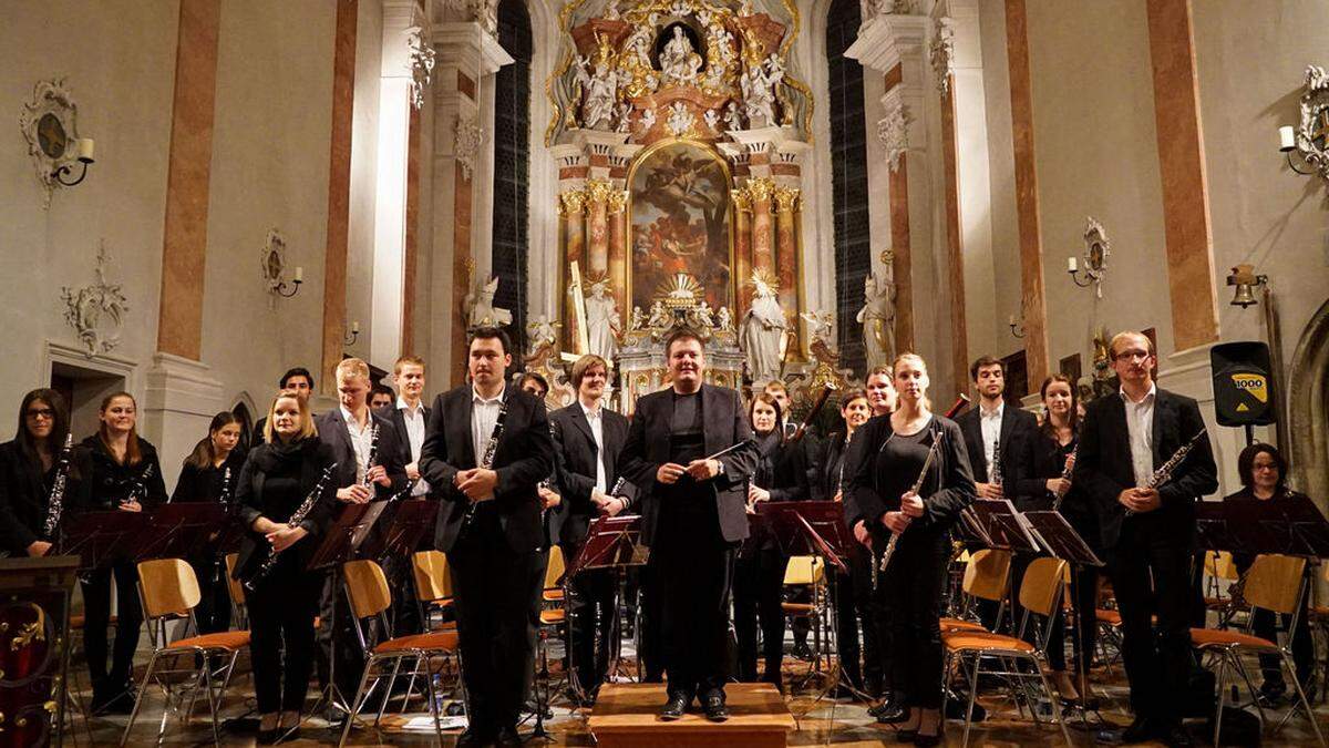 Lukas Hofmann ist der musikalische Leiter der Bläserphilharmonie Osttirol