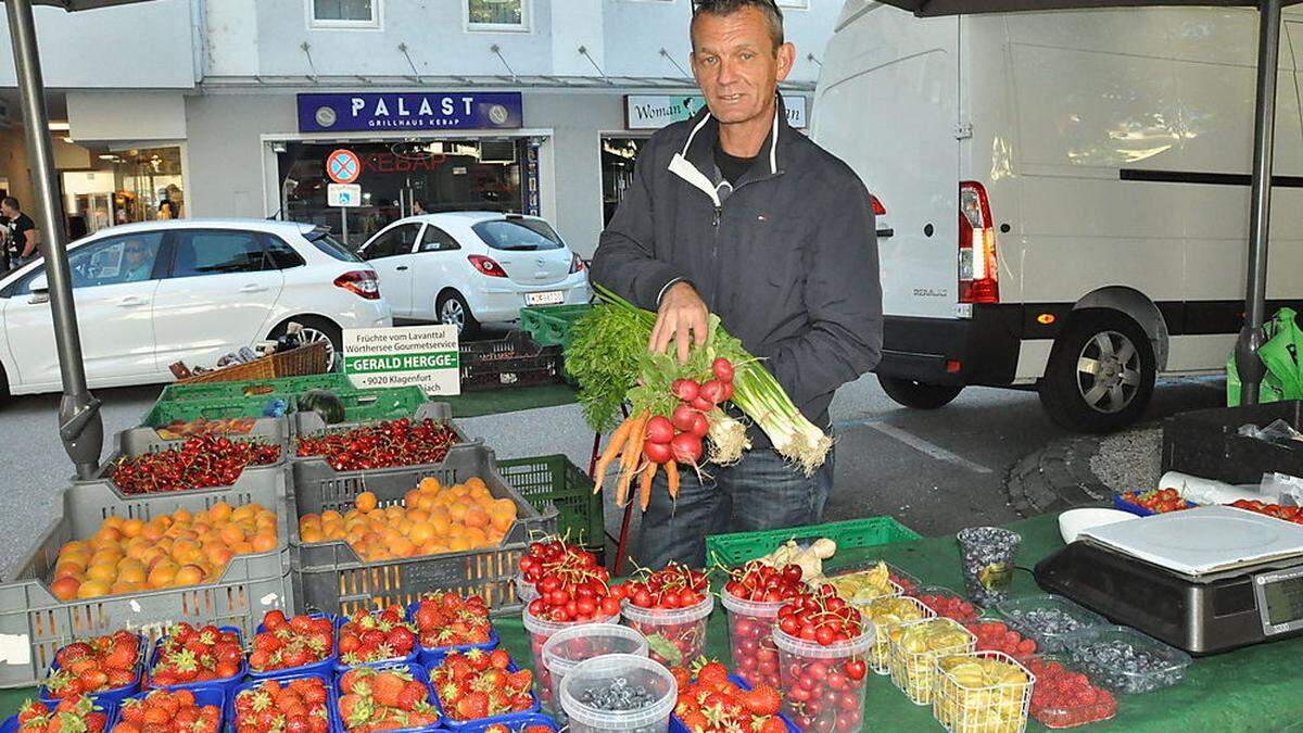 Gerald Hergge bietet Obst, Gemüse sowie Nudeln  an