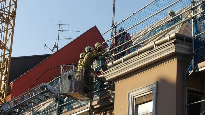 Montagmittag: Ein Bauarbeiter in der Zinzendorfgasse kommt bei Dachstuhlarbeiten zu Sturz.