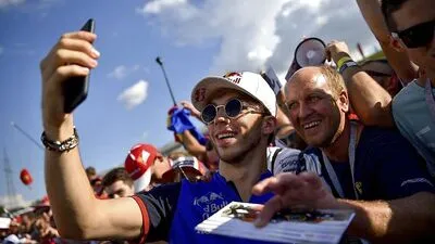 Pierre Gasly nimmt gerne ein Bad - auch in der Menge
