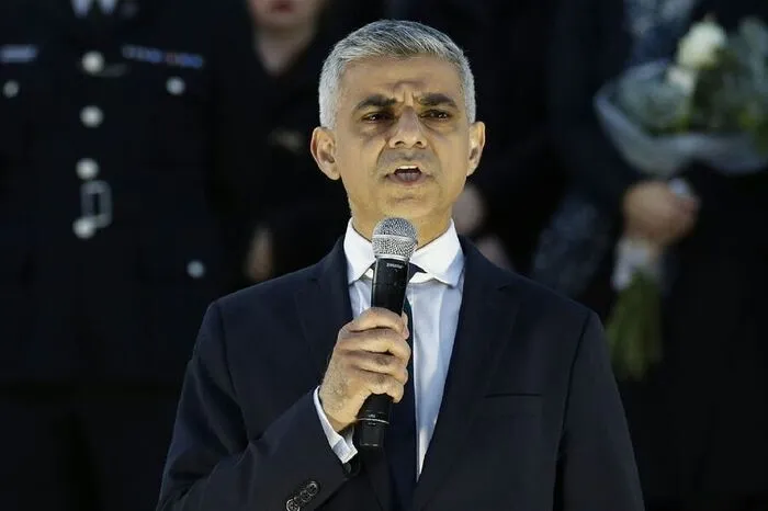 "Das ist unsere Stadt, das sind unsere Werte, und das ist unsere Lebensart", rief Bürgermeister Sadiq Khan am Sonntagabend der Menge in einem Park an der Themse unweit des Tatorts zu.