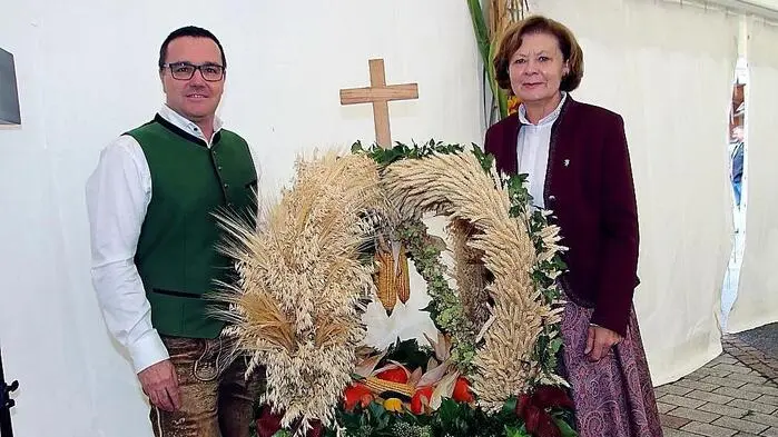 Der Bauernbund Graden mit Obmann Vizebürgermeister Heimo Ortner und Stadträtin Stefanie Galler lud bereits zum 29. Mal zum traditionellen „Bauernkirtag“, mit dem auch das Erntedankfest gefeiert wurde.