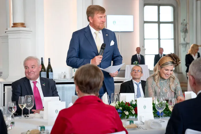 König Willem-Alexander dankte in seinen launigen Grußworten dem scheidenden Landeshauptmann: „Wir durften Graz als elegante, entspannte und vor allem innovative Stadt kennenlernen – danke! Alles Gute für die Zeit nach der Politik, wo mehr Zeit für die Familie bleiben wird, wo aber von Zeit zu Zeit auch Wehmut aufkommen wird. Ich bin froh, dass wir noch zu ihrer Amtszeit hier sein durften."