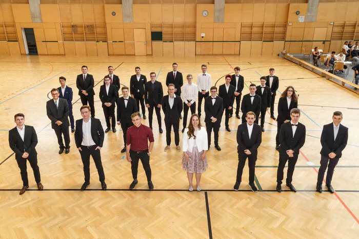 Die stolzen Absolventender 10DHIF Klasse der HTBLA Kaindorf.