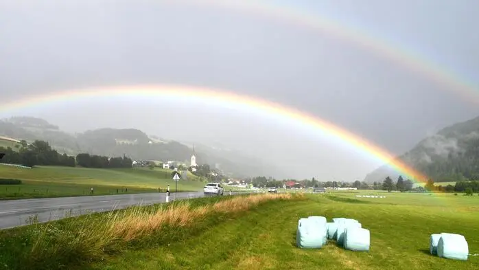 „Am Dienstagabend zog sich ein farbenprächtiger Regenbogen über St. Peter am Kammersberg, zuvor sorgte ein kurzer Regenschauer für gute Feuchtigkeit auf den Böden“, kommentiert unsere freie Mitarbeiterin Anita Galler dieses Naturschauspiel