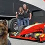 Sigrid und Christian Ferstl mit ihrem Hund "Lucky" und dem Rennauto