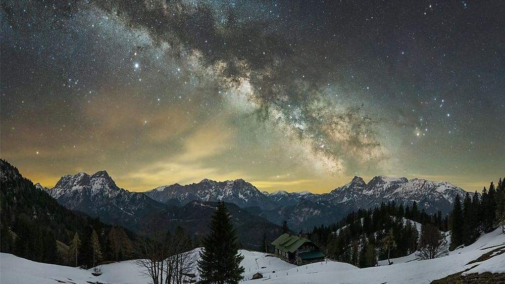 Astro-Fotograf macht faszinierende Bilder von der Milchstraße am Nachthimmel über dem Gesäuse 