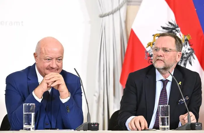 ABD0059_20250312 - WIEN - ÖSTERREICH: Bundeskanzler Christian Stocker (l./ÖVP) und Staatssekretär Josef Schellhorn (NEOS) am Mittwoch, 12. März 2025, im Rahmen des Pressefoyers nach einer Sitzung des Ministerrats im Bundeskanzleramt in Wien. - FOTO: APA/HANS KLAUS TECHT