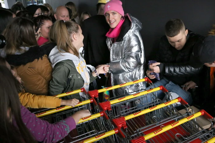 Nicht wie angekündigt am Hauptplatz, sondern aufgrund der widrigen Witterungsbedingungen vor dem Eingangsbereich des Supermarktes Billa.