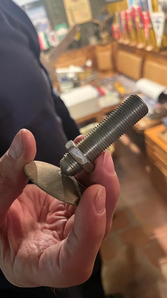 Ein Teil der MiG-21, das Szoalr als Andenken behalten hat