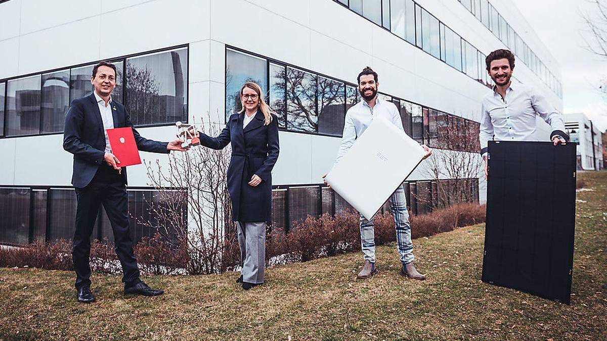 Bernhard Puttinger (Green Tech Cluster), Margarete Schramböck (BMDW), Jan Senn & Christoph Grimmer (beide EET)