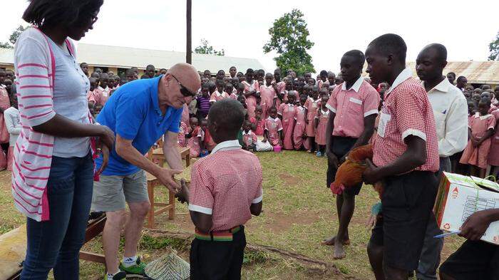 Der Tiroler Geschäftsmann sammelt Spenden und bezahlt damit die Schulgebühren in Uganda