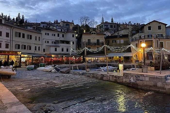 Die Uferpromenade Lungomare von Volosko bis Lovran ist auch im Winter belebt und kulinarisch bespielt
